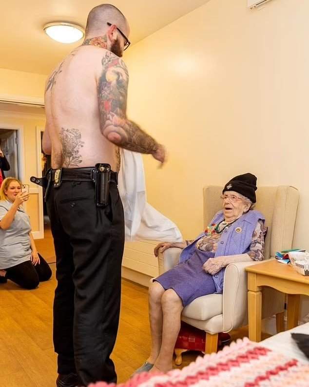 102-летняя пенсионерка Моника Раддик заказала стриптиз на день рождения