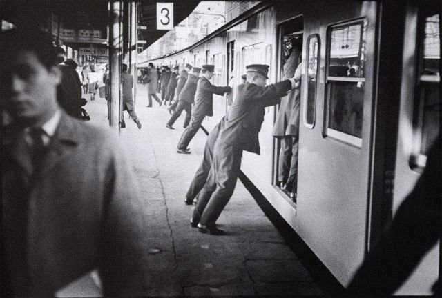 Трамбовщики пассажиров в японском метро, 1966 год.
