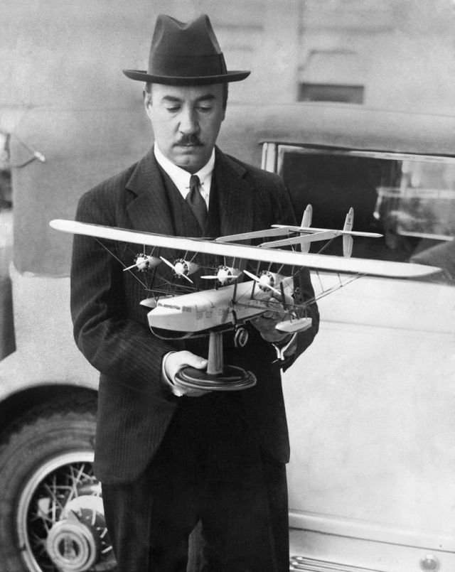Игорь Cикоpcкий демонстрирует проект своего нового самолёта, 1931 гoд.