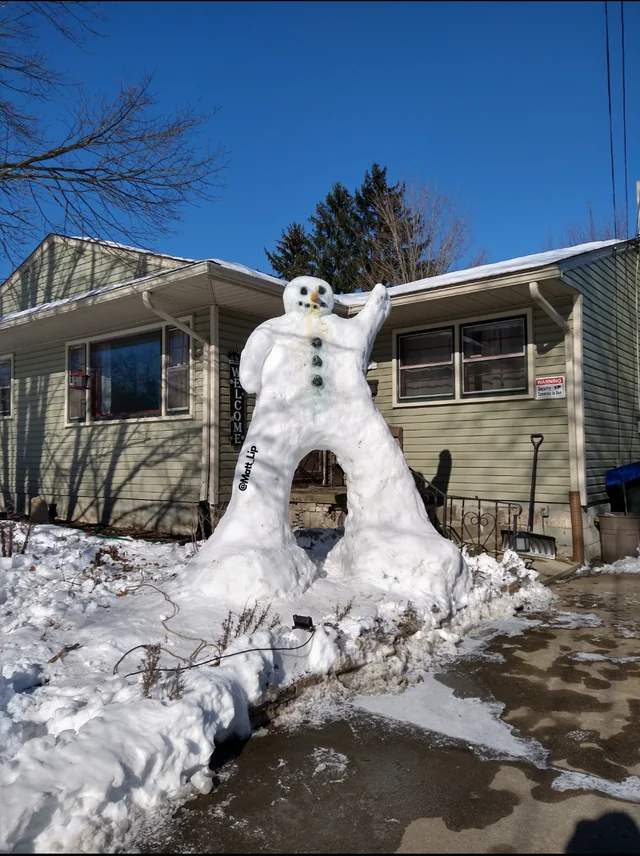 Почему бы не слепить снеговика размером с дом?