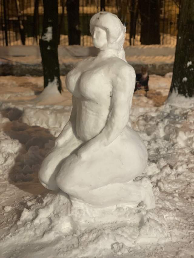 Мимо такой снежной женщины трудно пройти