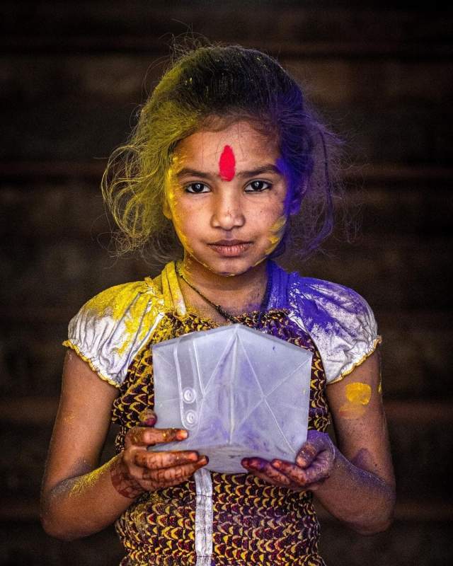 Индийская девочка из Вриндаваны у храма Банке-Бихари