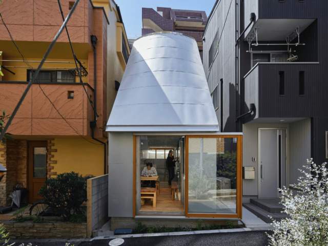 Дом с необычной крышей, Япония