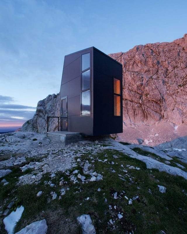 Горный домик, находящийся на высоте 2080 метров над уровнем моря, Словения