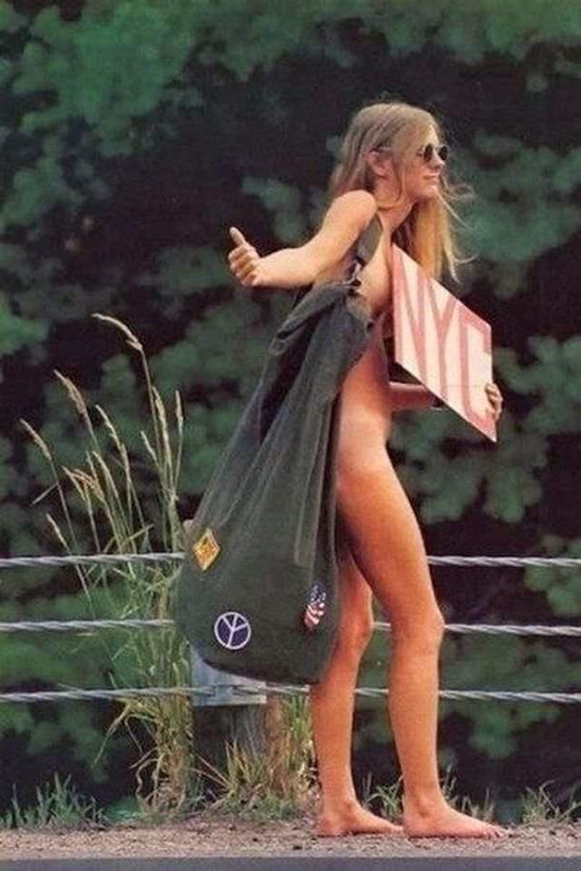 Девушка возвращается с фестиваля в Вудстоке 1969 год.