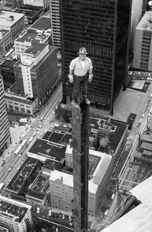Американский строитель делает эффектное фото себе на память при строительстве небоскрёба в Нью-Йорке 1960х.