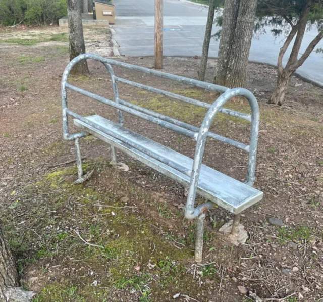 «Странная „скамейка“ возле парковки старой начальной школы»