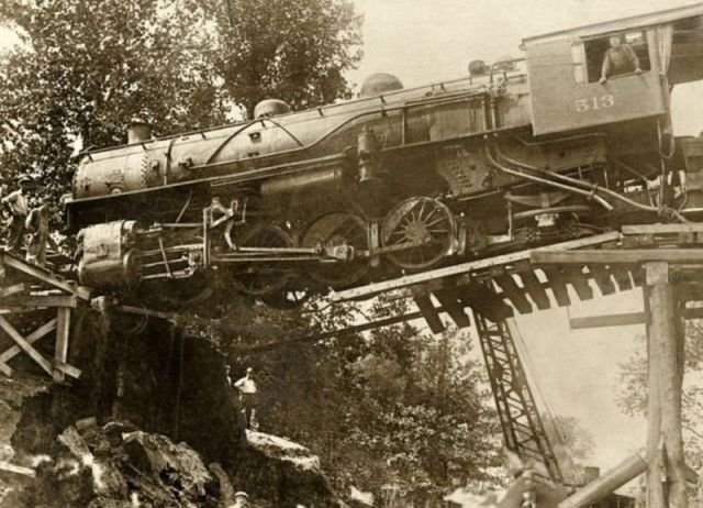 Машинист осматривает рухнувший под паровозом мост. Канада, 1926 год.