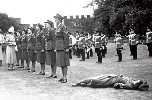 Эта фотография была сделана в 1949 году, когда королева Англии была просто принцессой Елизаветой. В Женском королевском армейском корпусе Шрусбери молодая женщина потеряла сознание из-за сильной жары.