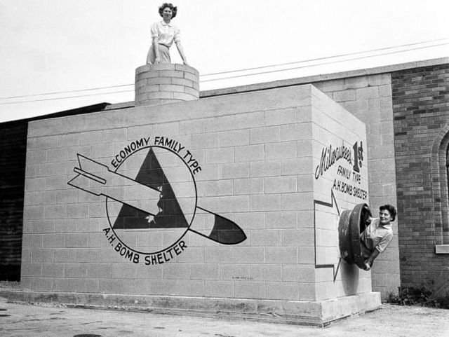 Демонстрация подземного бомбоубежища эконом-класса, которое могло вместить в себя от 8 до 12 человек, США, 1958 год