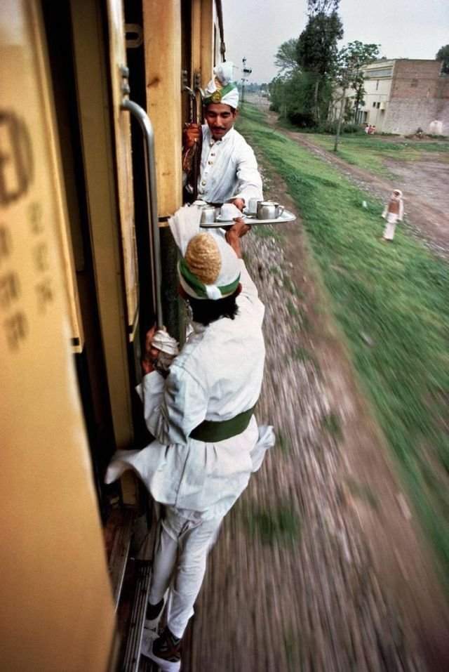 Проводники передают чай для завтрака из одного вагона в другой, Пакистан, 1983 год.