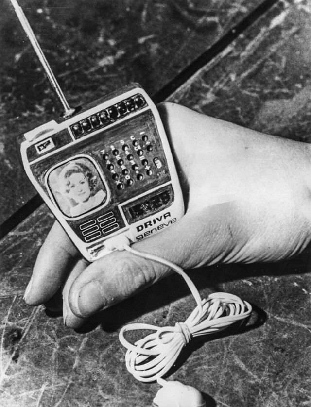 Часы компании Driva Geneve из Швейцарии, с телевизором, радио и калькулятором, 1976 год. Аккумулятор приходилось носить в кармане.