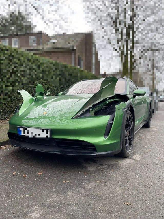 В Германии воры вырезали фары Porsche Taycan