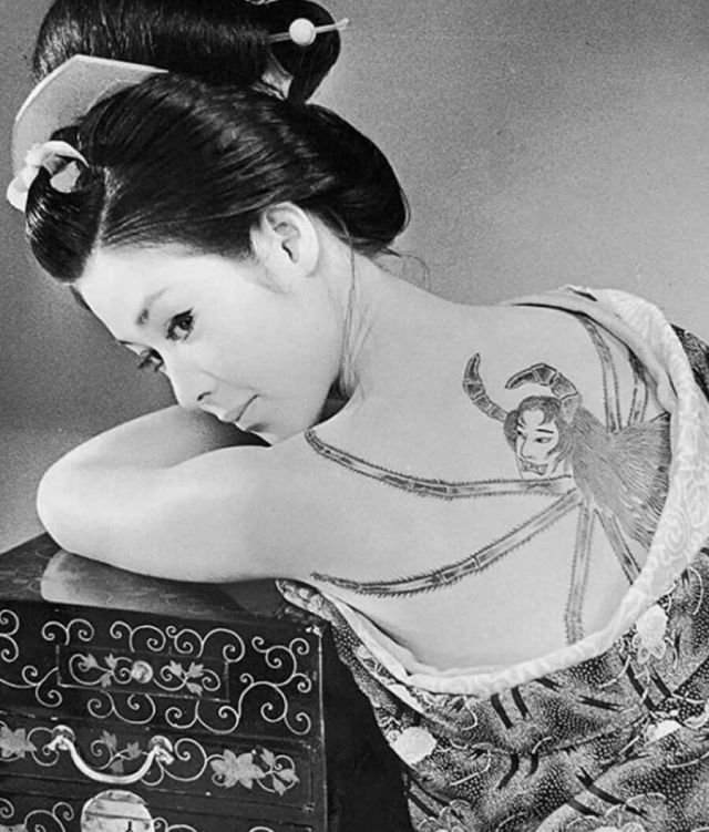 Аяко Вакао — японская киноактриса, одна из популярнейших кинозвёзд японского кинематографа 1950-х — 1960-х годов.