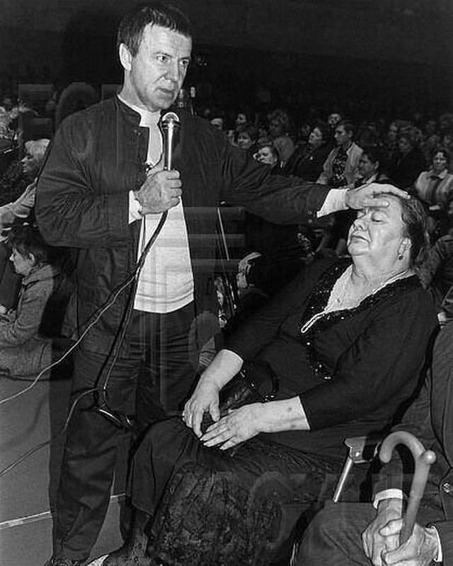 Анатолий Кашпировский проводит сеанс гипноза с дочерью Леонида Брежнева – Галиной, Москва 1991 год.