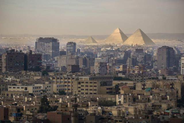 Вид на Великие пирамиды из Каира