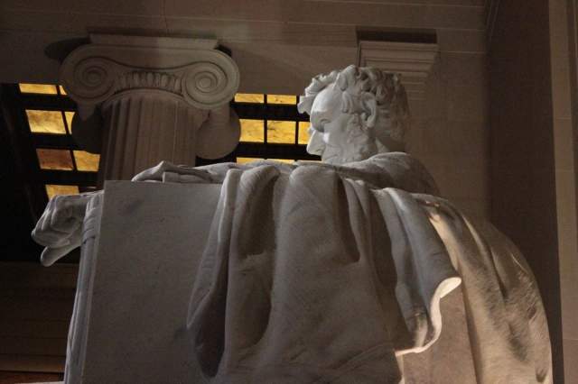 Статуя Линкольна в профиль