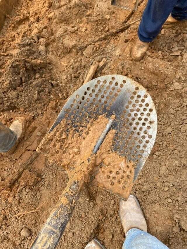 Лопата для работы с мокрым грунтом