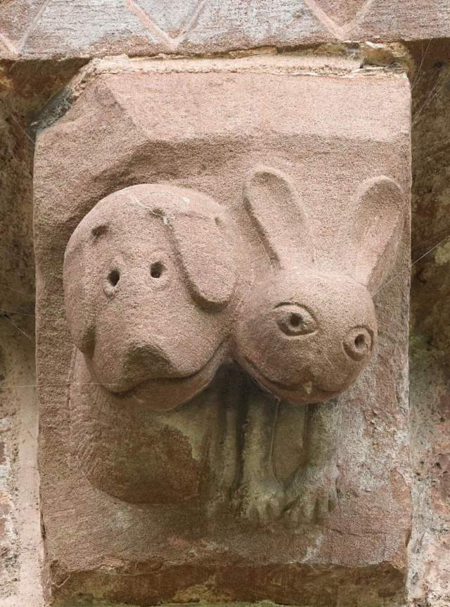 Консоль 12 века в церкви Святой Марии и Святого Давида в Килпеке, Англия, с изображением собаки и зайца