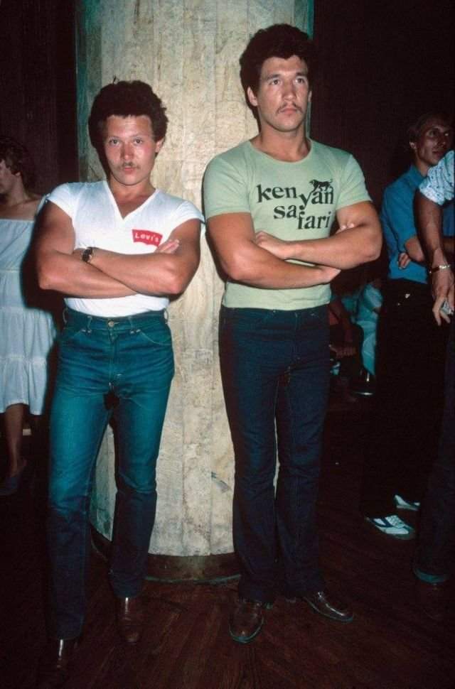 Модники высматривают &quot;добычу&quot; на дискотеке, Сочи, 1981 год.