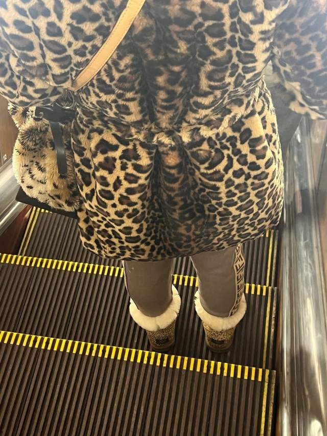 женщина в леопардовой одежде
