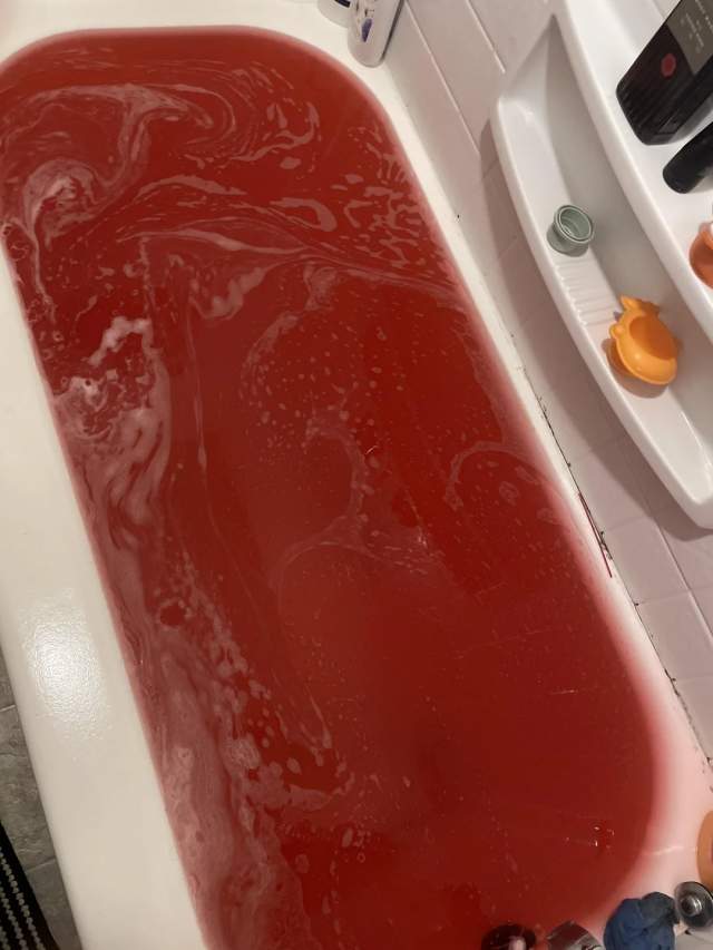 красная вода в ванной
