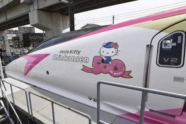 Высокоскоростной японский поезд Shinkansen от Hello Kitty