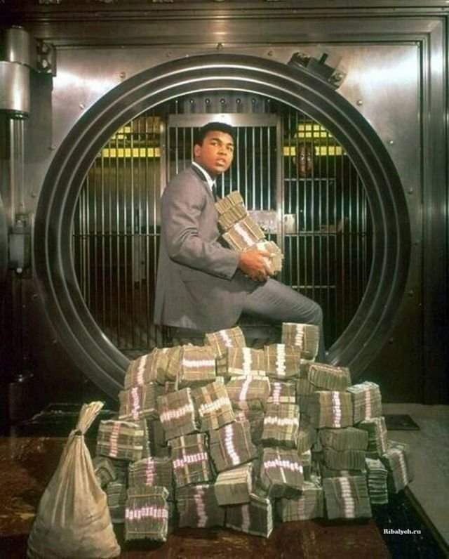 Мохаммед Али кладет в банк призовые за победу, 1974
