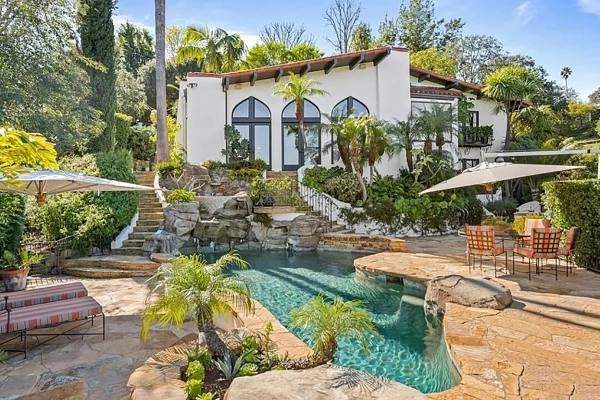 Шарлиз Терон продает свой дом в Лос-Анджелесе за 3,8 миллиона долларов