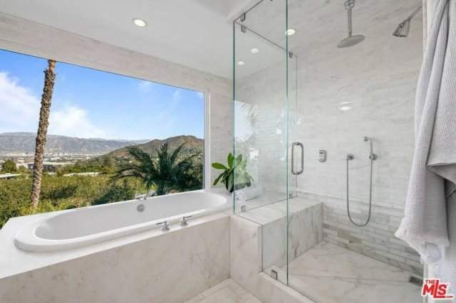 Шарлиз Терон продает свой дом в Лос-Анджелесе за 3,8 миллиона долларов