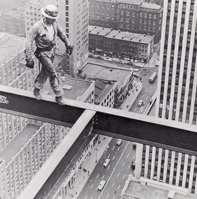 Монтажник-высотник (без страховки) за работой на здании Socony Mobil. США, 1955 г.