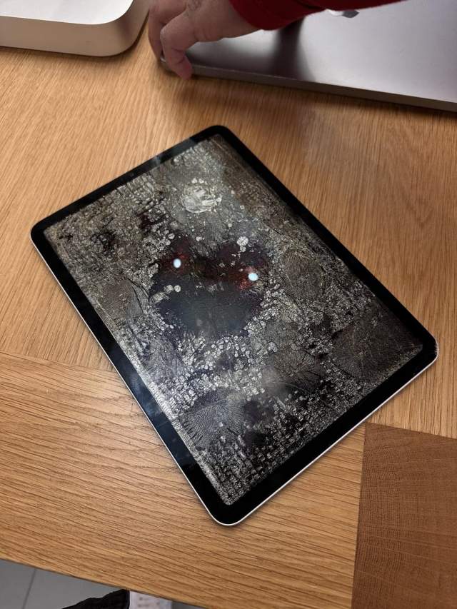 сломанный планшет