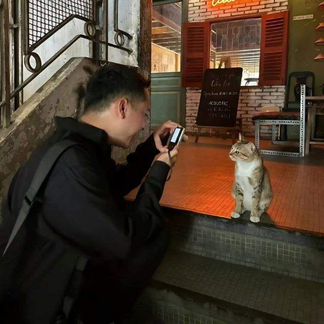 парень снимает кошку