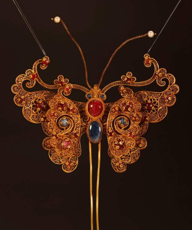 Заколка-бабочка из золотой проволоки, рубинов, сапфиров и двух жемчужин, Китай, династия Мин, 1368-1644 годы