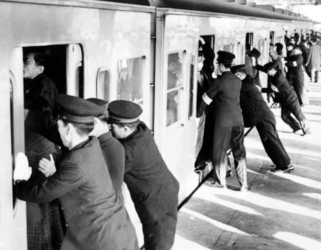 Трамбовщики пассажиров в японском метро, 1966-67 гг.