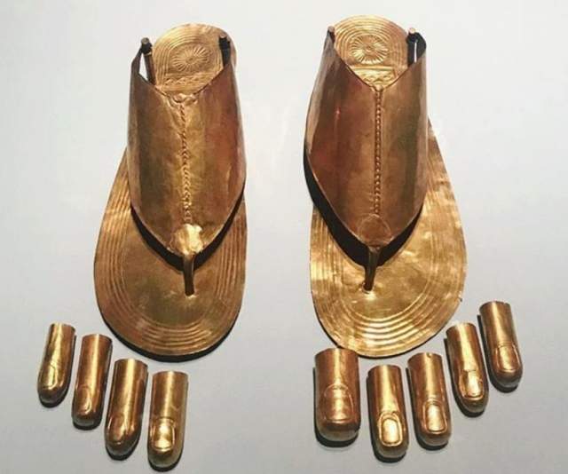Древнеегипетские сандалии, которые были сделаны приблизительно в 1479-1425 годах до нашей эры