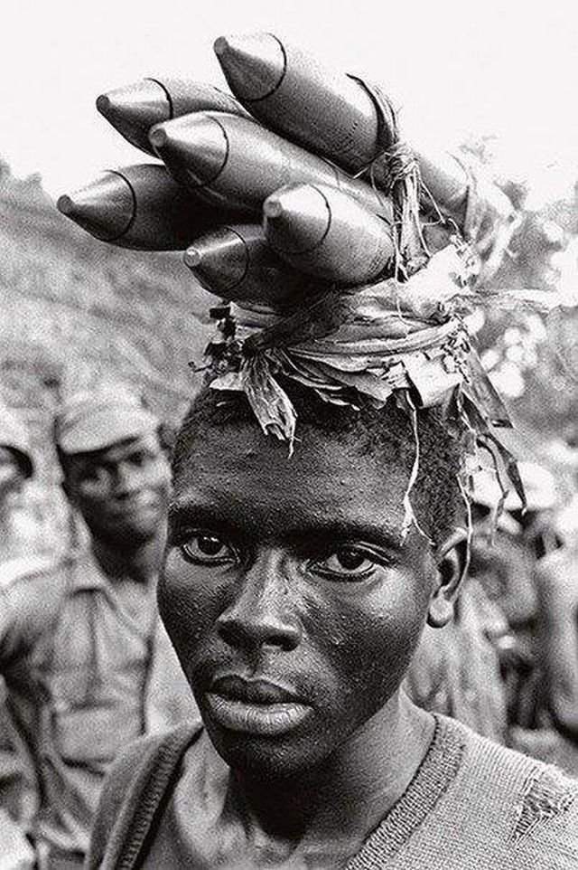 Подносчик снарядов. Гражданская война в Нигерии, 1968 год.