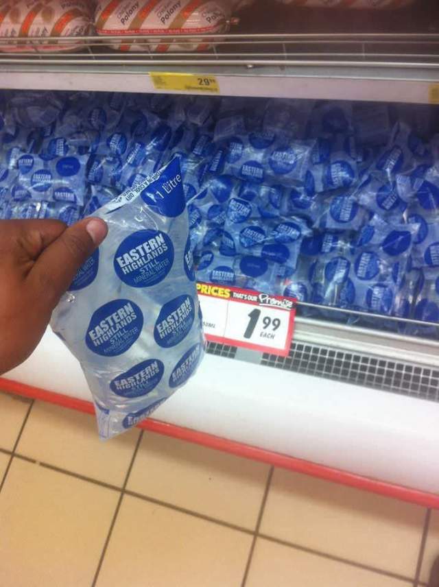 Вода в этом супермаркете продаётся в прозрачной пластиковой упаковке