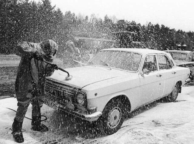 Это не романтичный снег в конце зимы, а дезактивация транспорта из радиоактивной зоны Чернобыльской АЭС, 1986 года.