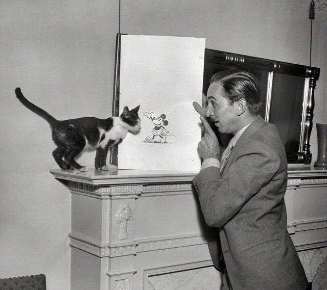 Уолт Дисней демонстрирует коту прототип Микки Мауса, 1931 г