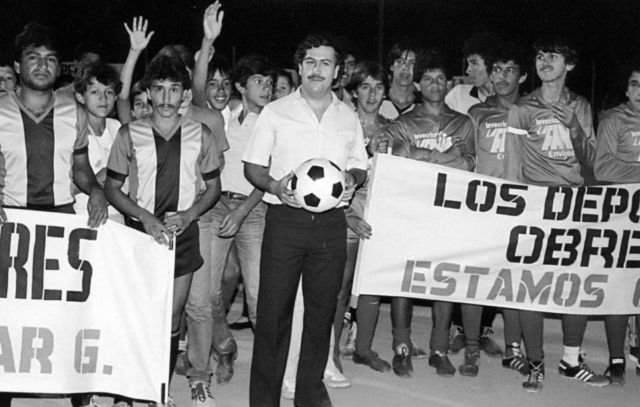 Пабло Эскобар на церемонии открытия футбольного поля, построенного за его счет, 1982 год.