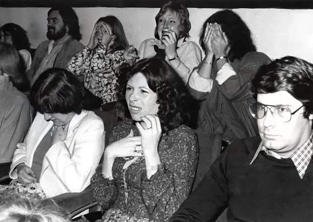 Реакция зрителей на сцену из фильма &quot;Чужой&quot; (1979), когда монстр вырывается из грудной клетки.