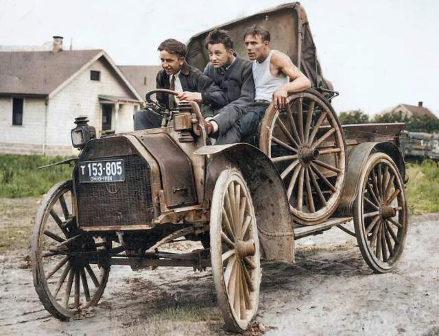 Трое друзей наслаждаются прогулкой на своем новом автомобиле, штат Огайо, около 1924 года