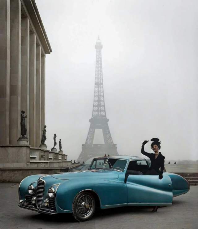 Модель в ансамбле Jacques Fath позирует рядом с автомобилем Delahaye 1947 года в Париже