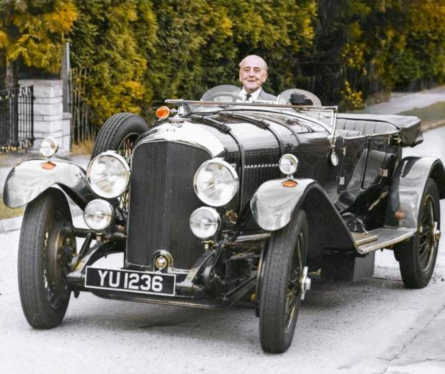 Легендарный английский инженер Уолтер Оуэн Бентли на своем Bentley 1927 года выпуска