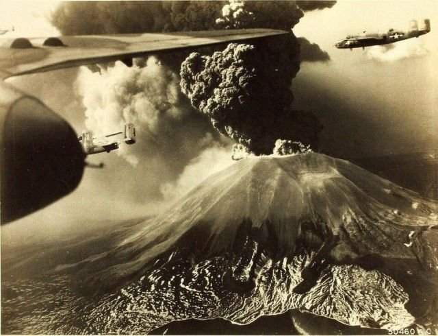 Американские бомбардировщики B-25 летят мимо извергающегося вулкана Везувий. Италия, март 1944 г.