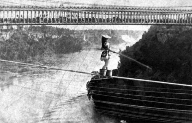 23 - летняя итальянская цирковая артистка Мария Спелтерина за 11 минут перешла по канату через Ниагарский водопад, затем за 10 минут вернулась обратно, двигаясь спиной вперед. 1876 год.
