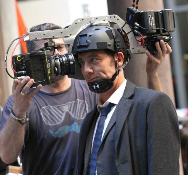 Клайву Оуэну пришлось несладко на съемках ленты «Анон». Актер носил на голове массивную аппаратуру