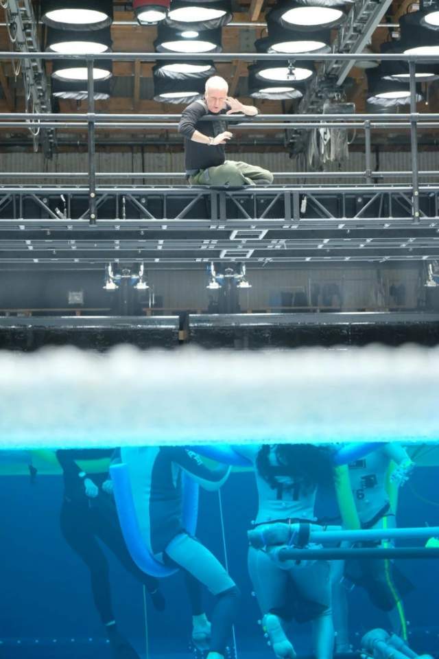 А здесь Джеймс Кэмерон руководит подводными съемками второй части «Аватара»