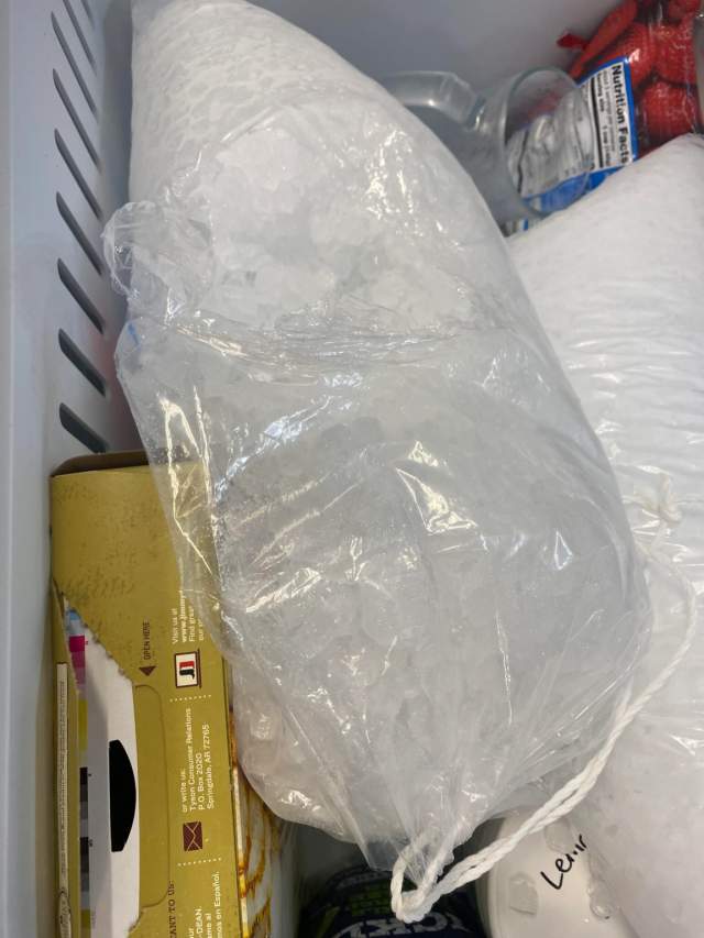 У этого пакета со льдом есть удобный шнурок, но мой коллега достаёт лёд, просто разрывая упаковку